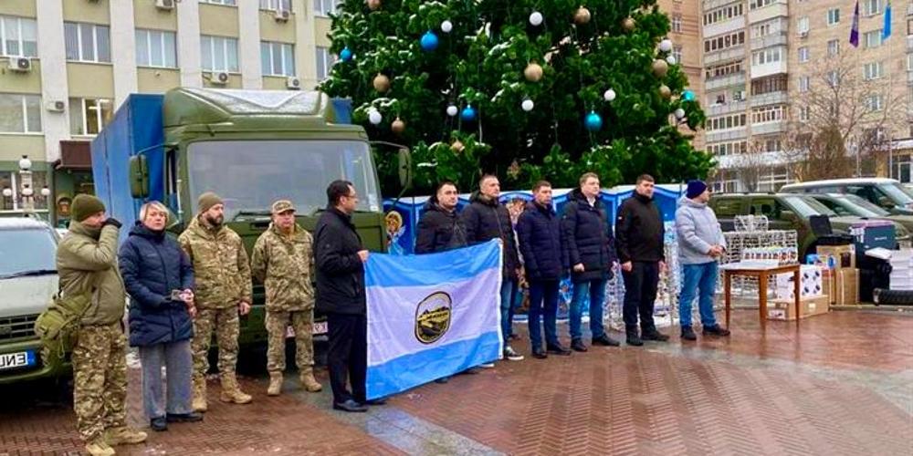 A ceremony in central Irpin marking the Ukraine1991 Foundation’s donations of pickup trucks and other groups’ gifts. Bratslavsky, fifth from right, holds a Syracuse city flag.